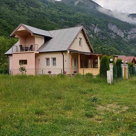 Breti'S Guesthouse Vusanje Екстер'єр фото