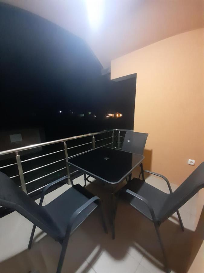 Breti'S Guesthouse Vusanje Екстер'єр фото