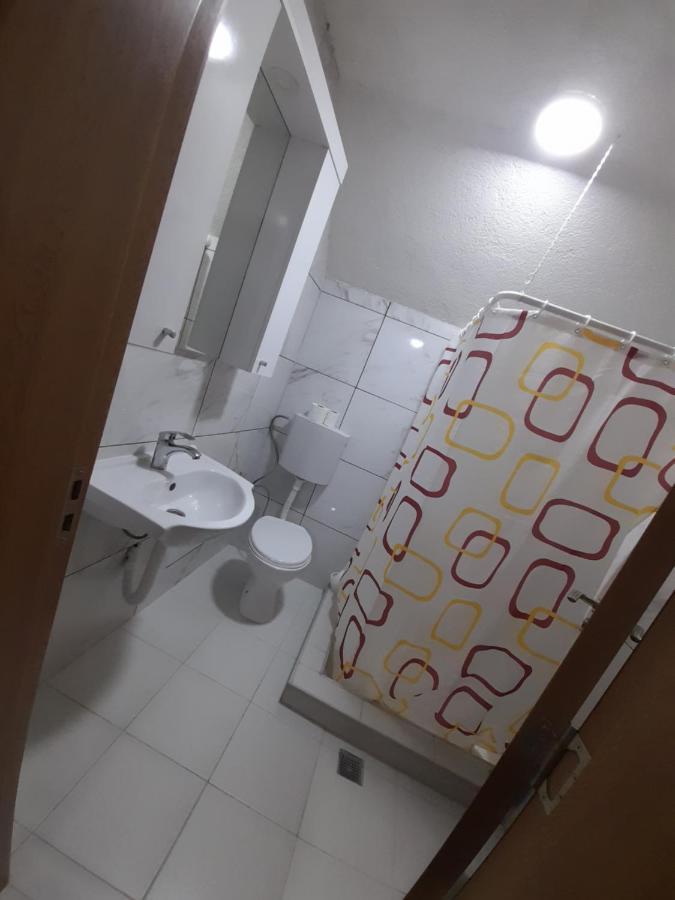 Breti'S Guesthouse Vusanje Екстер'єр фото