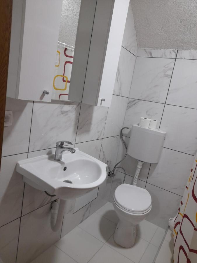 Breti'S Guesthouse Vusanje Екстер'єр фото