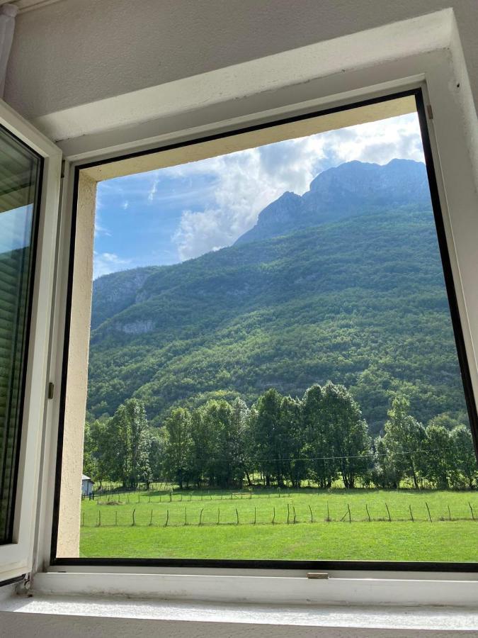 Breti'S Guesthouse Vusanje Екстер'єр фото