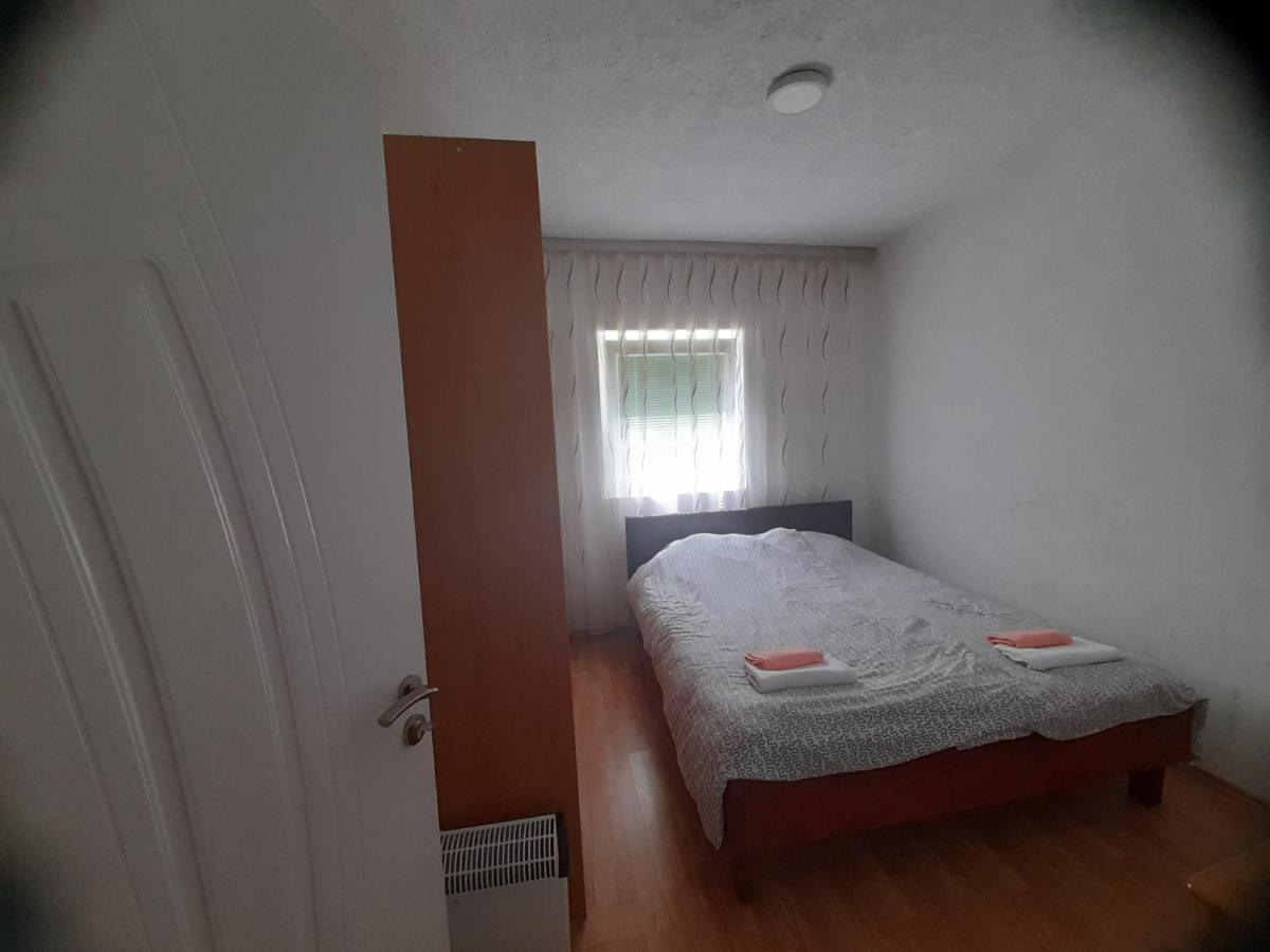 Breti'S Guesthouse Vusanje Екстер'єр фото