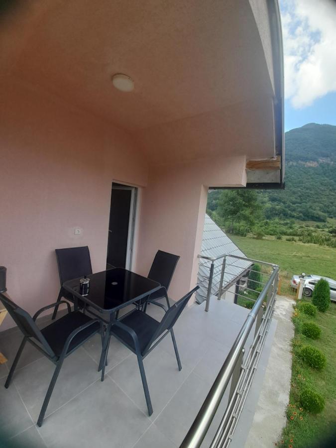 Breti'S Guesthouse Vusanje Екстер'єр фото