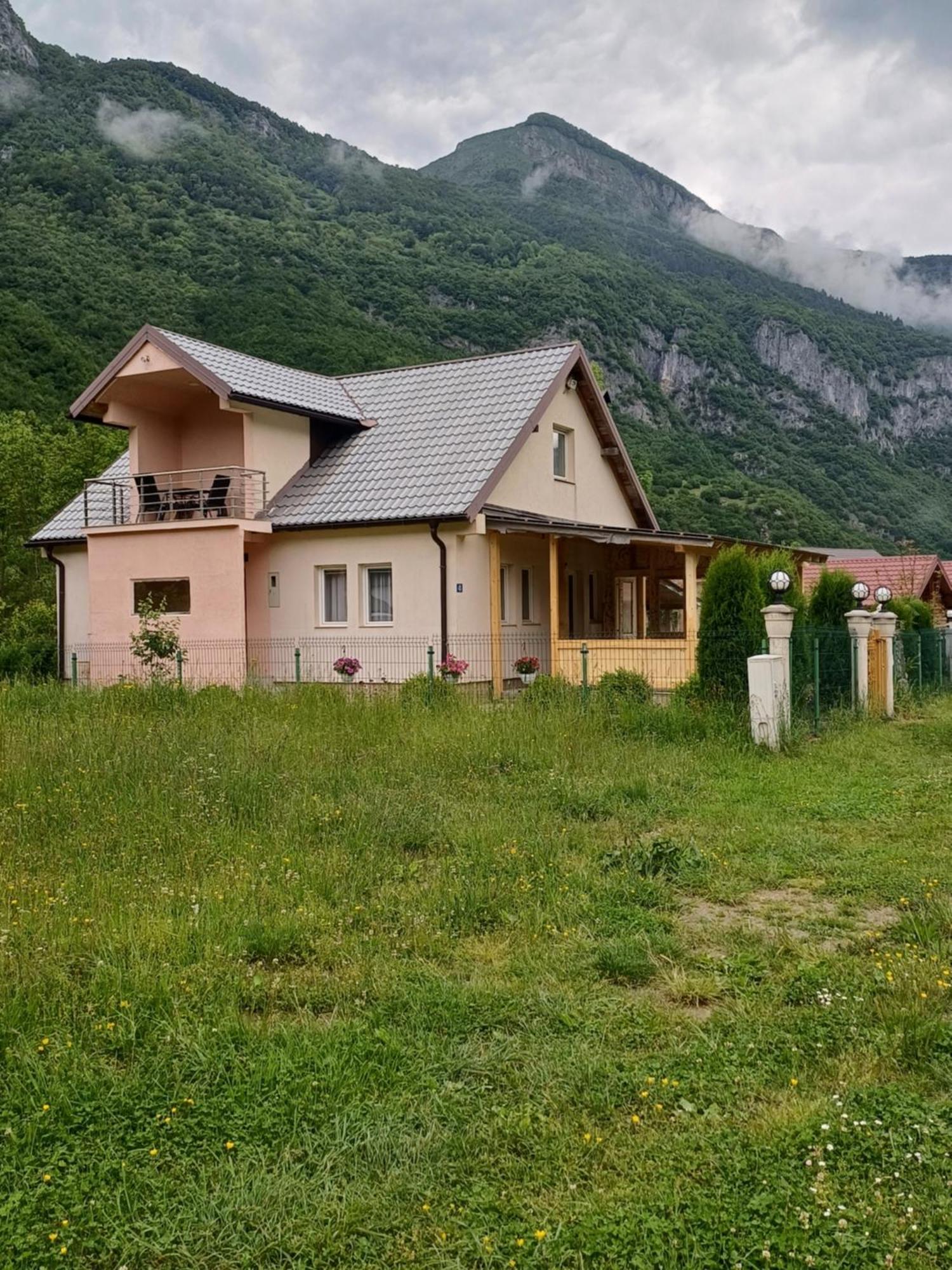 Breti'S Guesthouse Vusanje Екстер'єр фото